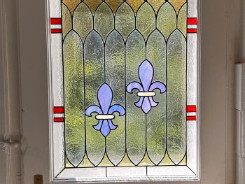 Vitraliu use flori de crin